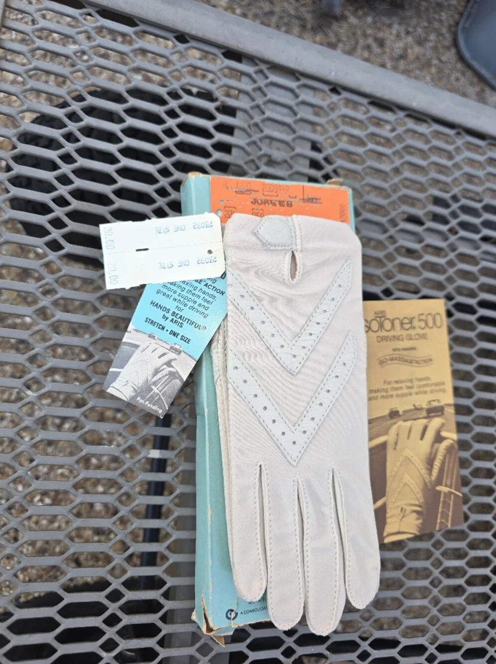 Aris Isotoner White Driving Gloves with Perforated X-Stitch